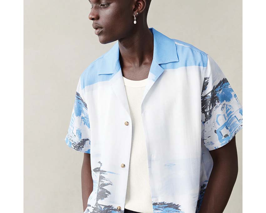 Les Deux Coastal AOP SS Shirt Washed Denim Blue detalle — cuello abierto loose