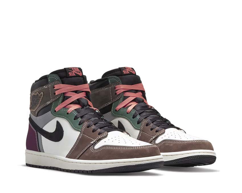 Jordan Air Jordan 1 Retro High OG Black Sail vista lateral — cuero negro liso