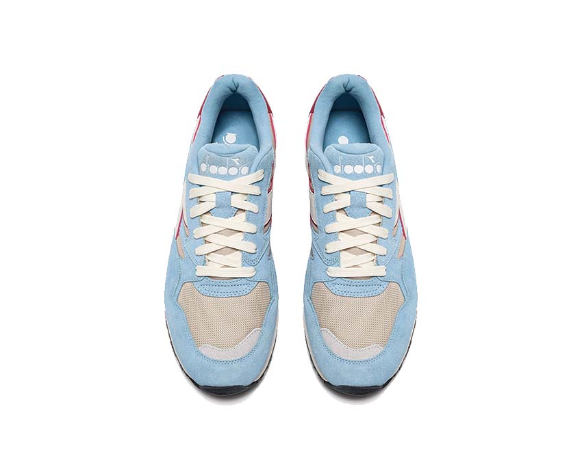 Diadora N902 Oyster Gray Dusk Blue dettaglio — logo ricamato fianco