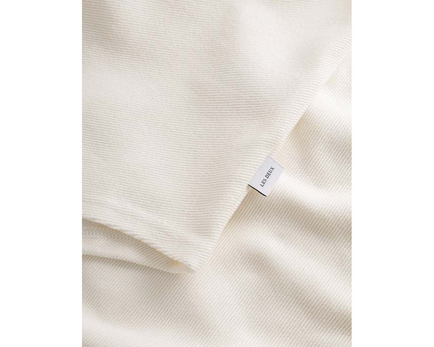 Les Deux Barry Baseball Jersey Shirt Light Ivory detalle — cuello V logo bordado