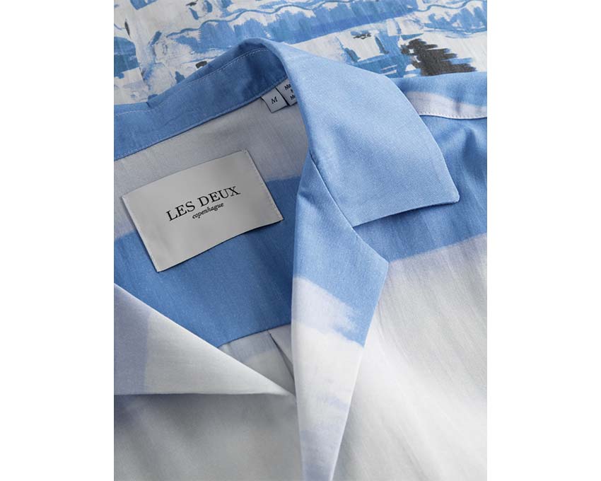 Les Deux Coastal AOP SS Shirt Washed Denim Blue detalle — motivo AOP denim