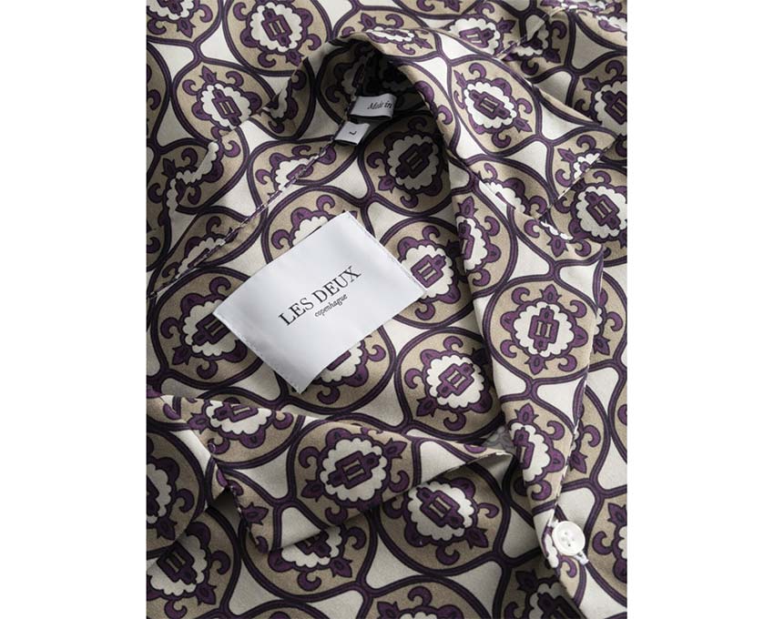 Les Deux Ornament AOP Tencel Shirt Ivory vista lateral — Tencel suave motivo ornamental