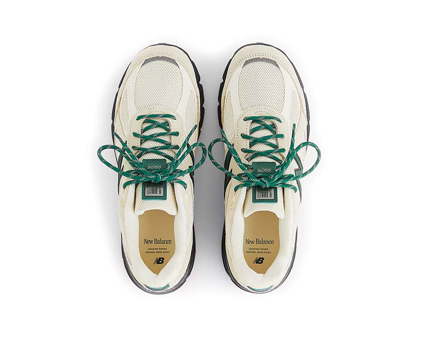 New Balance 990v4 Macadamia Made in USA dettaglio — logo N camoscio toni macadamia