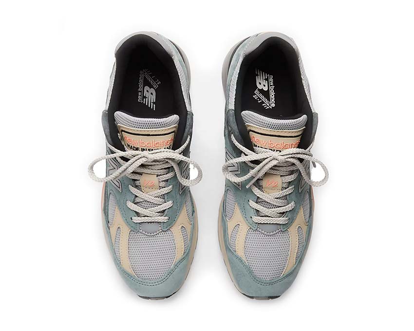 New Balance 991v2 UK Silver Blue dettaglio — logo N sovrapposto toni blu acciaio
