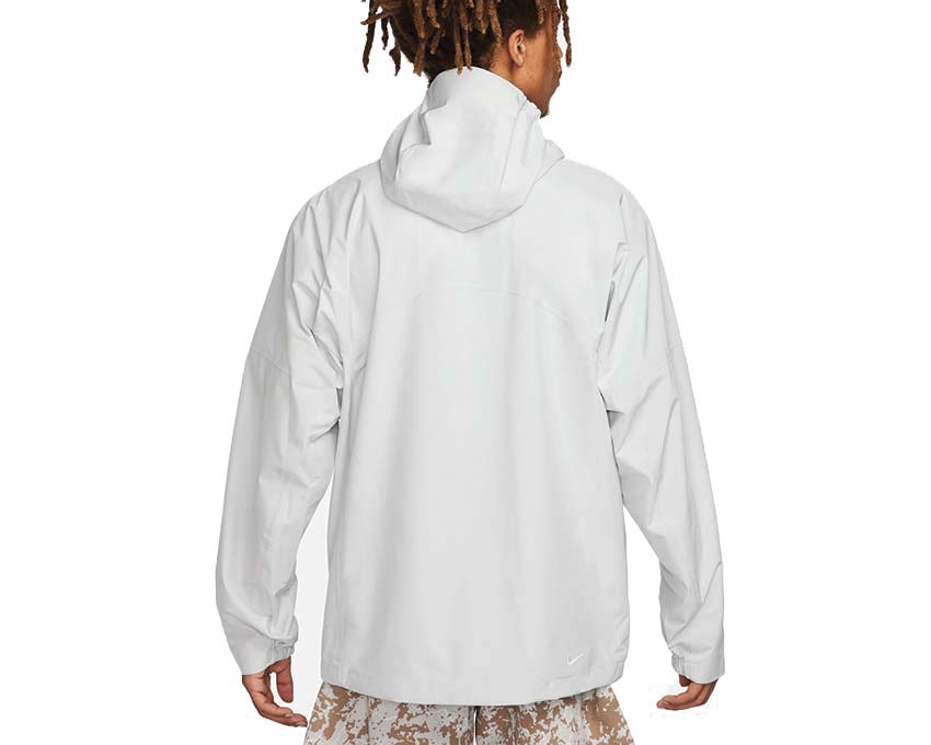 Nike ACG Storm-Fit Cascade Rains Photon Dust vista laterale — tessuto Storm-Fit idrorepellente