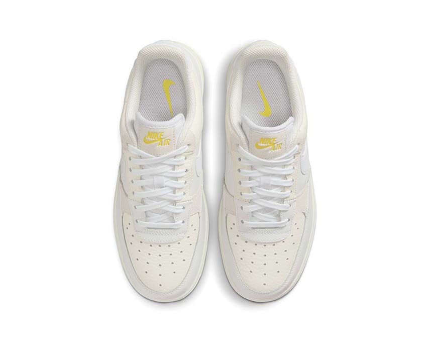 Nike Air Force 1 '07 Low W Summit White dettaglio — tomaia pelle Opti Yellow