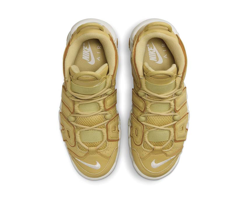Nike Air More Uptempo W Buff Gold détail — lettrage AIR cuir Bronzine