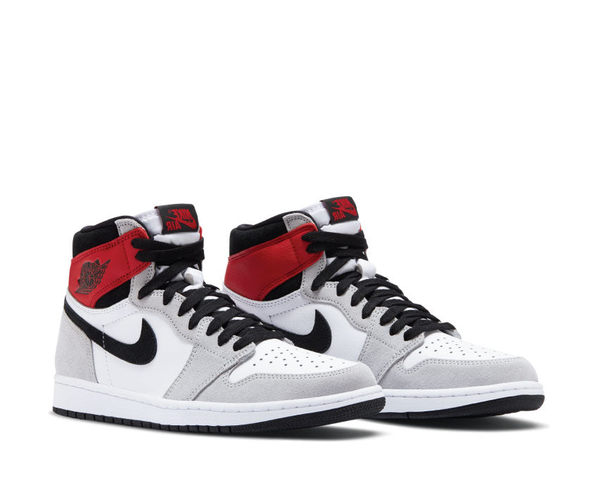 Jordan Air Jordan 1 Retro High OG Light Smoke Grey vista lateral — cuero gris claro blanco