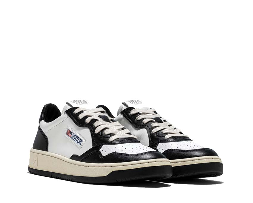 Autry Medalist Low Panda White/Black vue latérale — contraste cuir et daim