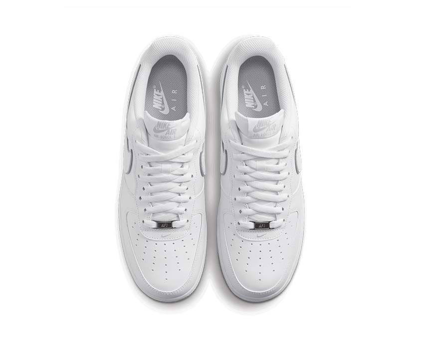 Nike Air Force 1 '07 White Wolf Grey dettaglio — tomaia pelle perforata bianca