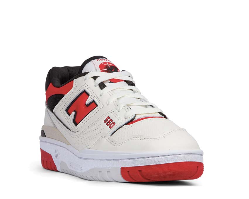 New Balance 550 Sea Salt/True Red vista lateral — cuero y acentos rojos