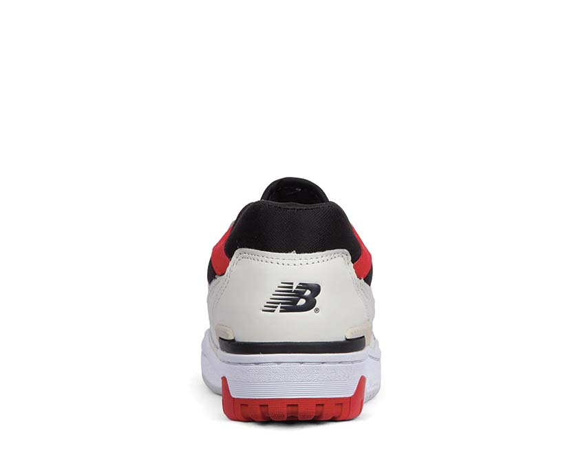 New Balance 550 Sea Salt/True Red detalle — cuero crema piezas rojas