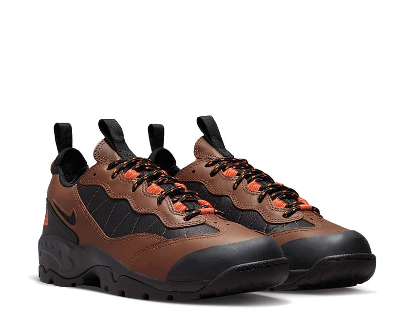 Nike ACG Air Mada Bison Black Hyper Crimson vista lateral — suela con tacos