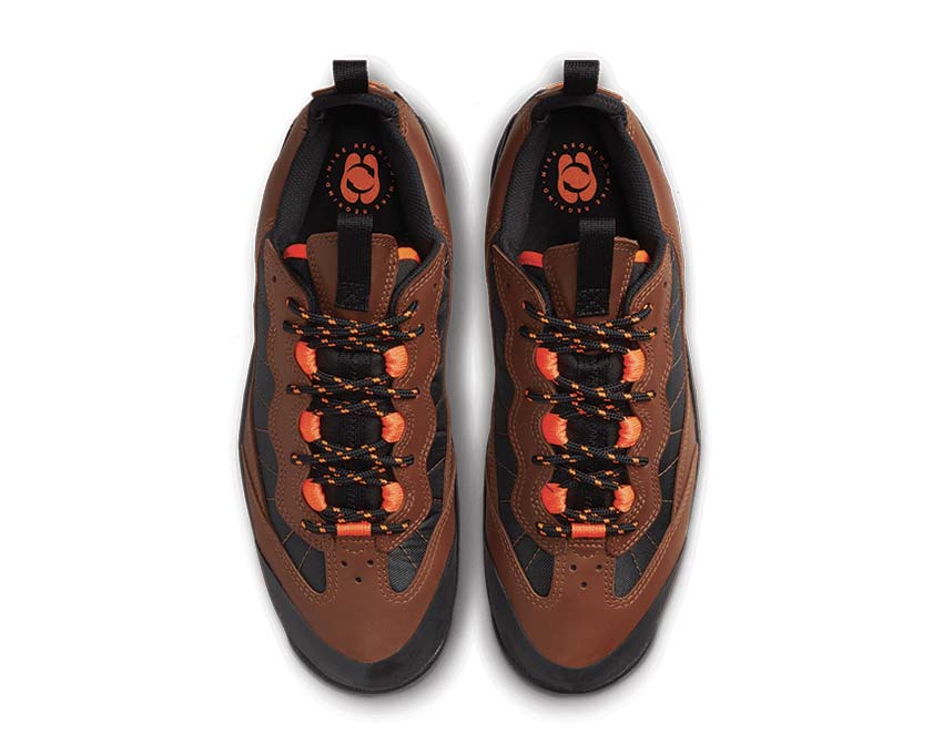 Nike ACG Air Mada Bison Black Hyper Crimson detalle — parte superior sintética