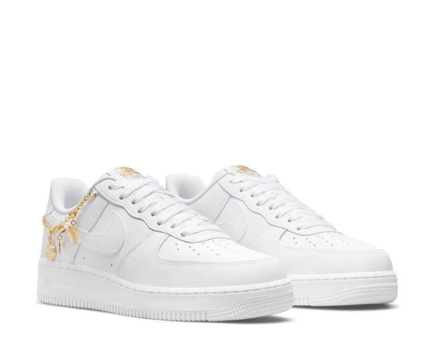 Nike Air Force 1 '07 LX White Metallic Gold vue latérale — tige cuir blanc doré