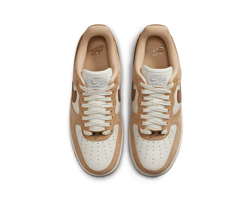 Nike Air Force 1 LXX Vachetta Tan Flax Sail dettaglio — tomaia in pelle naturale