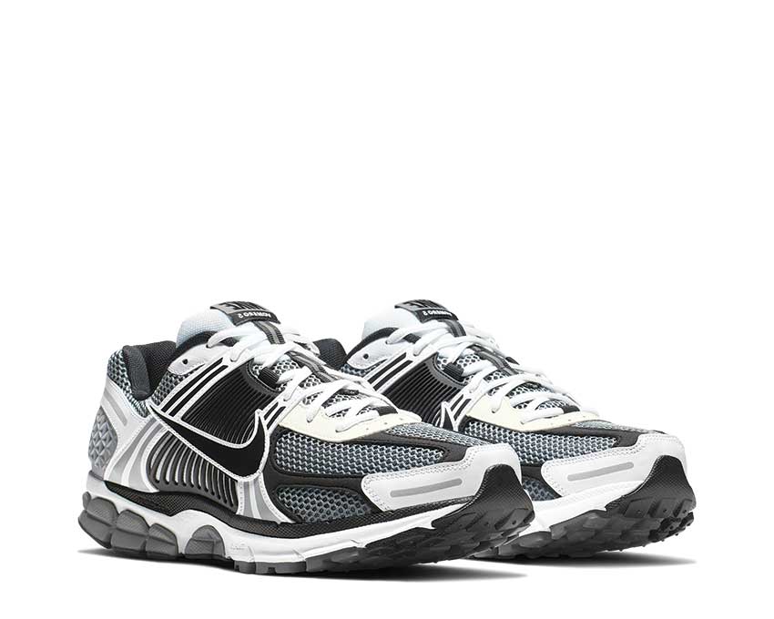 Nike Zoom Vomero 5 SE SP Dark Grey vue latérale — mesh et overlays gris