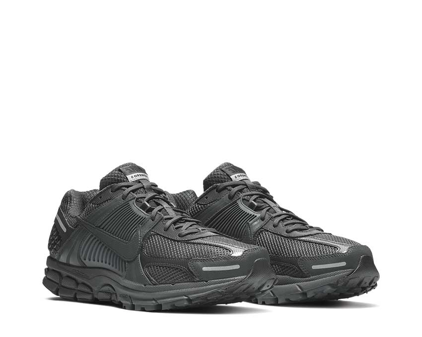 Nike Zoom Vomero 5 SP Anthracite vista lateral — mesh y overlays oscuros